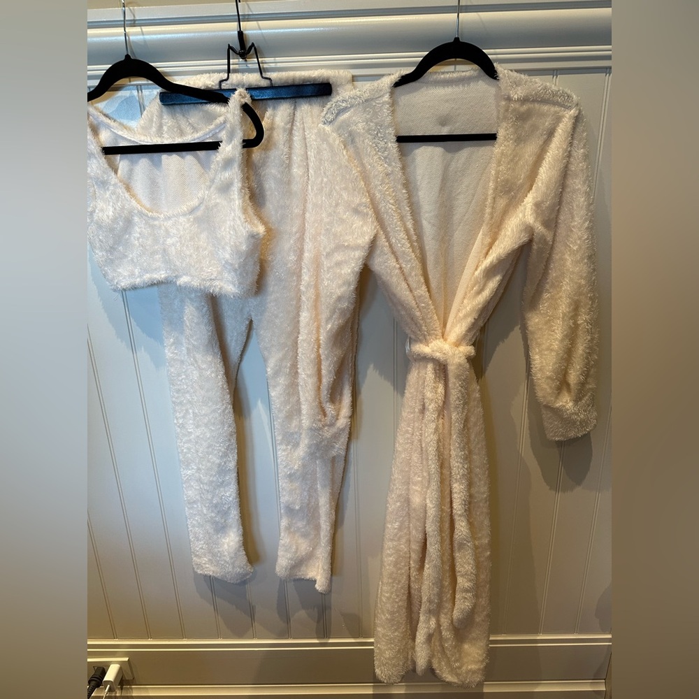 Ladies Women’s Size Small Fuzzy Cream Ivory Robe Pants Shorts Top Pajama…